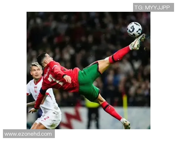 足球巨星入场瞬间定格激情赛场展现风采与荣耀